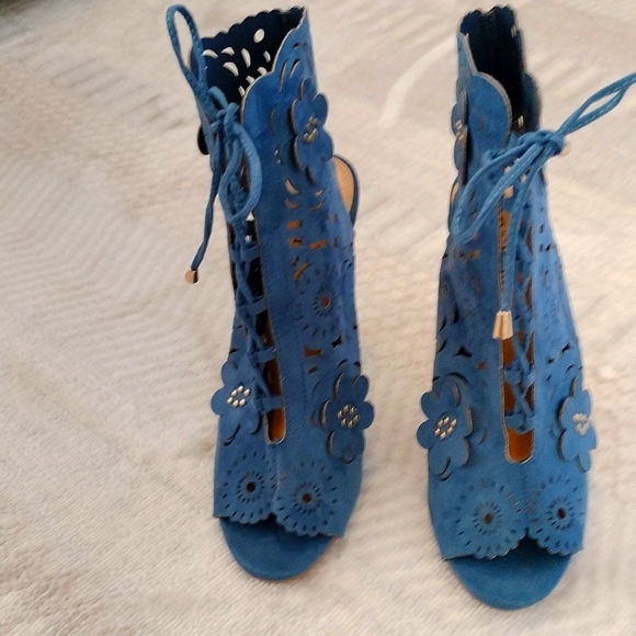 JUSTFAB HEEL SHOES, BLUE COLOR, FLORAL DESIGN, FRONT LACES. - Picture 6 of 12